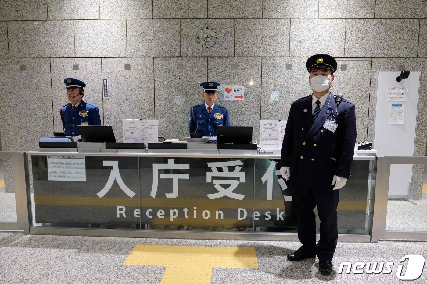 본문 이미지 - 일본 도쿄도 정부청사 보안요원이 출입자들을 검역하고 있다. ⓒ AFP=뉴스1