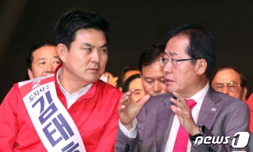 본문 이미지 - 홍준표 전 자유한국당 대표(오른쪽)과 김태호 전 경남지사. ⓒ 뉴스1