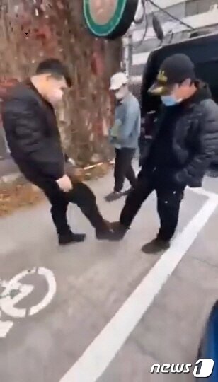 본문 이미지 - 우한 악수를 나누는 남성들. (트위터 갈무리) ⓒ 뉴스1