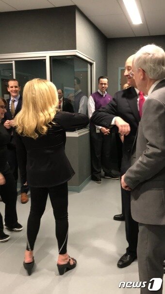 본문 이미지 - 팔꿈치 인사를 나누고 있는 피트 리케츠 네브래스카 주지사(오른쪽). ⓒ 뉴스1