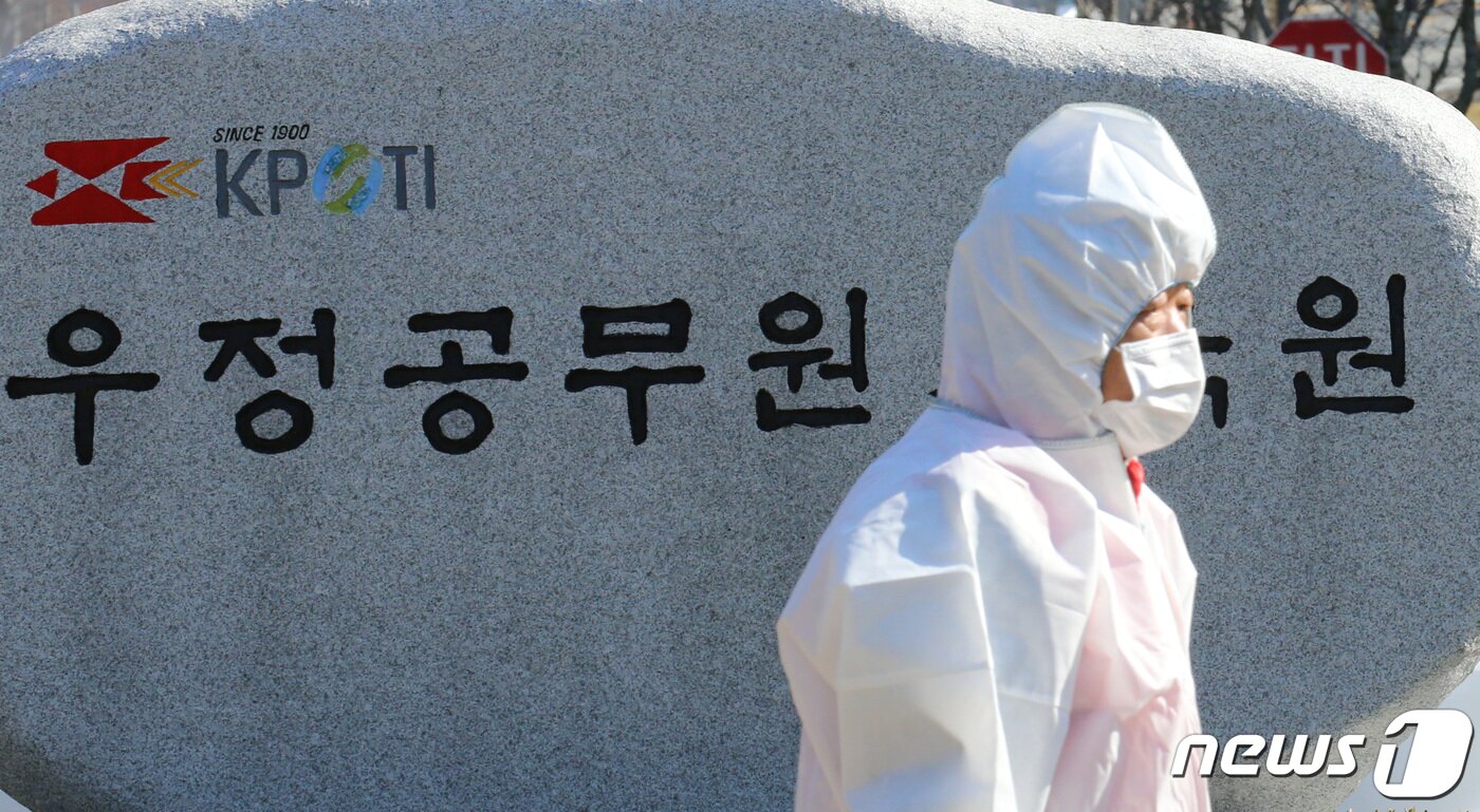 본문 이미지 -  충남 천안 우정공무원교육원 정문에서 방역 관계자가 이동하고 있다. 천안 우정공무원교육원은 국가 생활치료센터로 지정돼 대구지역의 신종 코로나바이러스 감염증(코로나19) 경증 확진자를 수용했다./뉴스1 ⓒ News1 김기태 기자