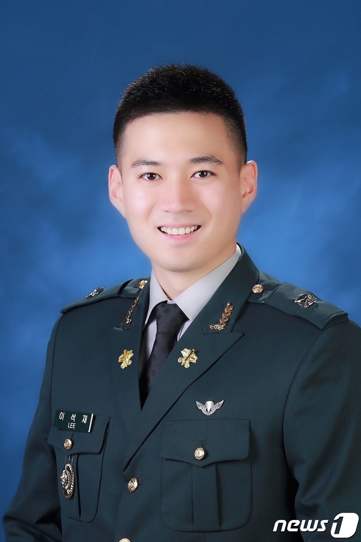 (서울=뉴스1) = 6일 오후 경북 영천시 육군3사관학교에서 열리는 '제55기 졸업 및 임관식'에서 대통령상을 받는 이석재 소위(보병).일본에서 대학교 재학 중 육군 병사로 지원했 …