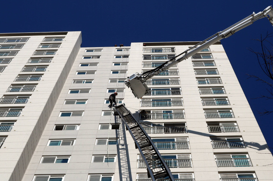 동탄 아파트서 이사업체 관계자 추락 중상…사다리차 작업 중 사고