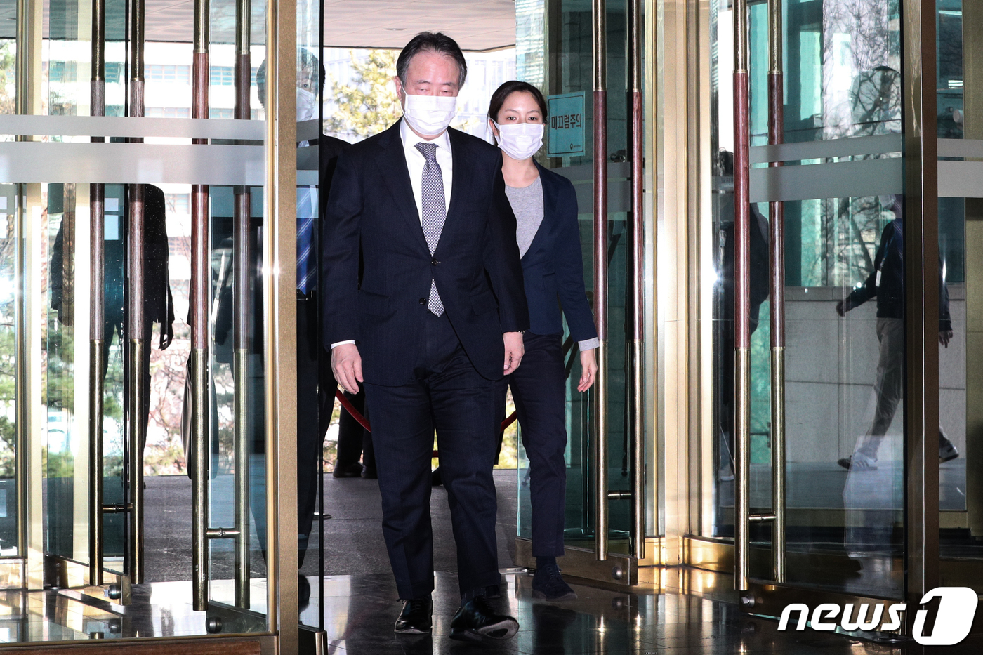 (서울=뉴스1) 성동훈 기자 = 도미타 고지 주한 일본대사가 일본 정부의 한국발 입국자에 대한 격리조치에 관련해 6일 오후 서울 종로구 외교부로 초치되고 있다. 2020.3.6/뉴 …