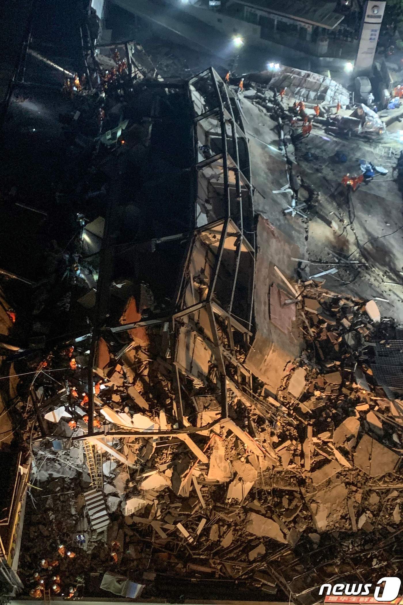 본문 이미지 - 붕괴된 신자호텔의 현장 전경 ⓒ AFP=뉴스1 ⓒ News1 박형기 기자