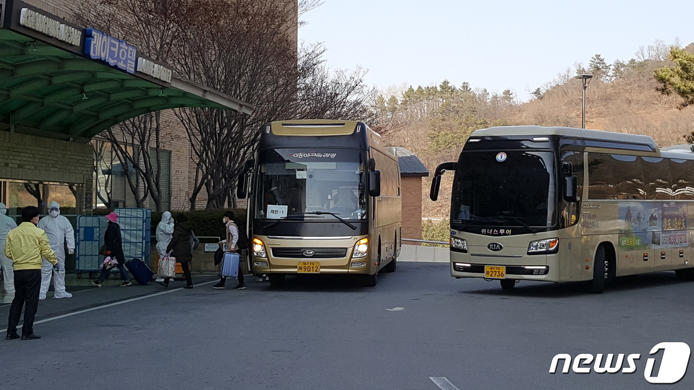 (제천=뉴스1) 조영석 기자 = 8일 대구지역 코로나19 경증환자를 이송하는 버스가 충북 제천시 청풍면 국민연금공단 청풍리조트 생활치료센터에 속속 도착하고 있다. 청풍리조트에는 이 …