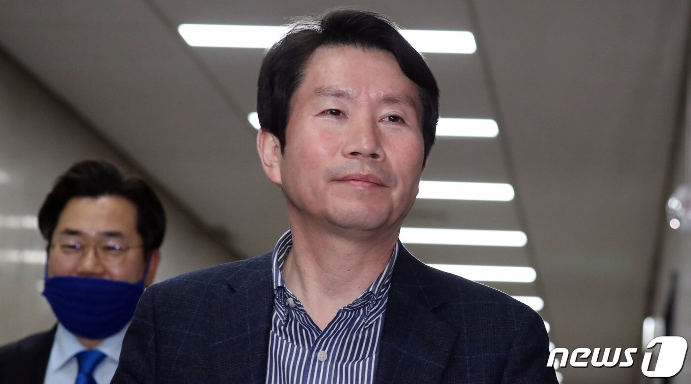 본문 이미지 - 이인영 더불어민주당 원내대표가 8일 서울 여의도 국회에서 열린 비공개 최고위원회의에 참석하고 있다. 이날 참석자들은 진보·개혁진영 시민단체들이 추진하는 이른바 '비례연합정당' 참여 여부에 대한 결론 도출을 시도한다. 2020.3.8/뉴스1 ⓒ News1 김명섭 기자
