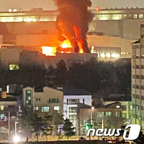 본문 이미지 - 경기 화성시 삼성전자 반도체 공장에서 화재가 발생해 소방당국이 진화 작업을 벌였다. 9일 소방당국에 따르면 전날(8일) 오후 11시18분쯤 삼성전자 반도체 화성공장에서 불이 나 소방차 등 장비 32대와 대원 84명을 투입해 진화에 나섰고, 2시간여 뒤인 오전 1시26분 진화됐다. 불은 화성시 능동(산47-2번지) 이주자 택지 옆에 위치한 삼성반도체 그린2동에서 발생했다. 생산라인이 아닌 부대시설에서 불이 나 인명피해는 없는 것으로 확인됐다. 8일 경기 화성시 삼성전자 반도체 공장에서 화재가 발생해 불길이 치솟고 있다.(독자제공) 2020.3.9/뉴스1 ⓒ News1 민경석 기자