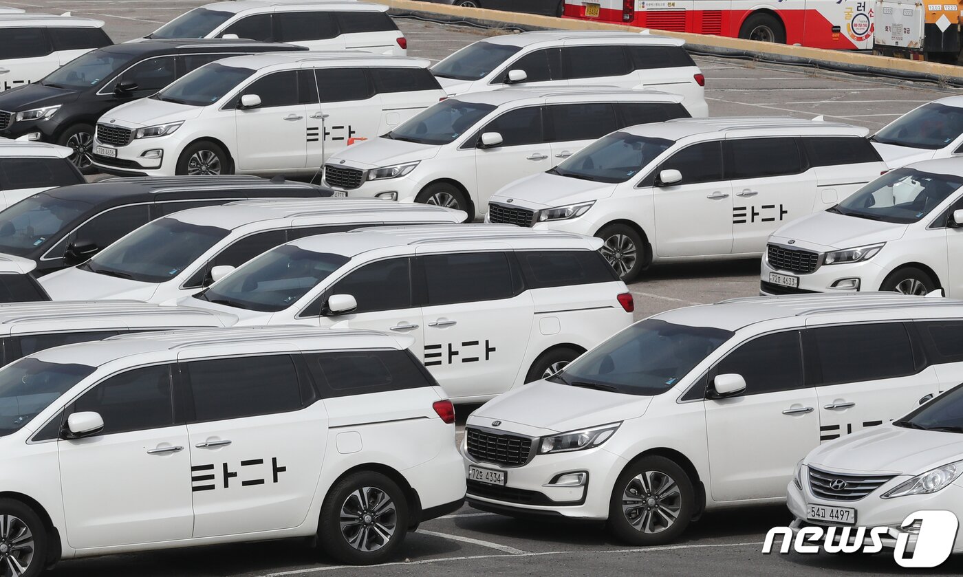 본문 이미지 - 2020년 3월 '타다금지법'이 통과된 직후 서울 서초구의 한 차고지에 타다 차량이 주차된 모습. 2020.3.9/뉴스1 ⓒ News1 송원영 기자