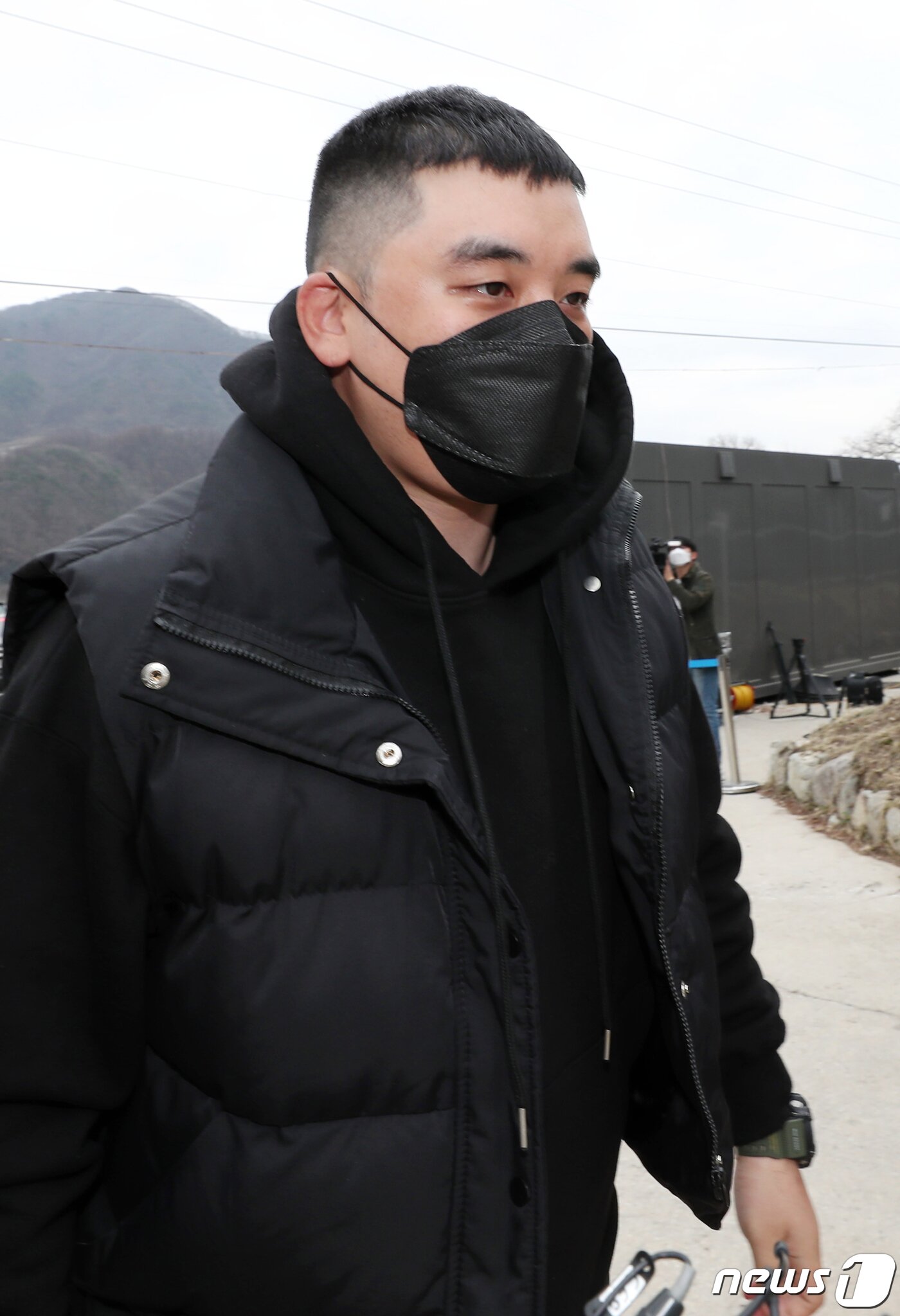 본문 이미지 - 그룹 빅뱅의 전 멤버 승리(본명 이승현)가 9일 오후 강원도 철원군 동송읍 육군 6사단 신병교육대에 입소하고 있다. 승리는 지난해 초 불거진 클럽 버닝썬 사태와 관련해 그해 5월과 지난 1월 두 차례 구속영장 실질심사를 받았으나, 모두 기각돼 불구속 상태로 조사를 받아 왔다. 당시 승리는 수사를 이유로 현역병 입영연기원을 병무청에 제출했는데, 병무청이 이를 받아들여 입영이 연기된 바 있다. 이로써 성매매 알선·해외 원정도박 등 혐의로 기소된 승리 재판은 군사법원으로 이관된다. 2020.3.9/뉴스1 ⓒ News1 김진환 기자