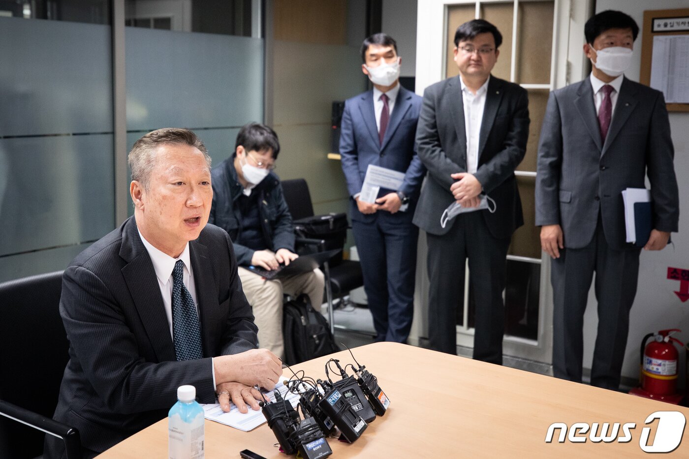 본문 이미지 - 박용만 대한상공회의소 회장이 지난 3월 9일 서울 중구 대한상의 기자실에서 신종 코로나바이러스 감염증(코로나19) 관련 기자간담회를 열고 추경액에 대한 입장을 밝히고 있다. 박 회장은 이날 기자회견에서 "코로나19 추경 규모를 전향적으로 확대할 필요가 있다＂며 ＂11조7000억원으로는 코로나19 사태로 인한 피해를 회복하기에 역부족＂이라고 덧붙였다. 2020.3.9/뉴스1 ⓒ News1 유승관 기자
