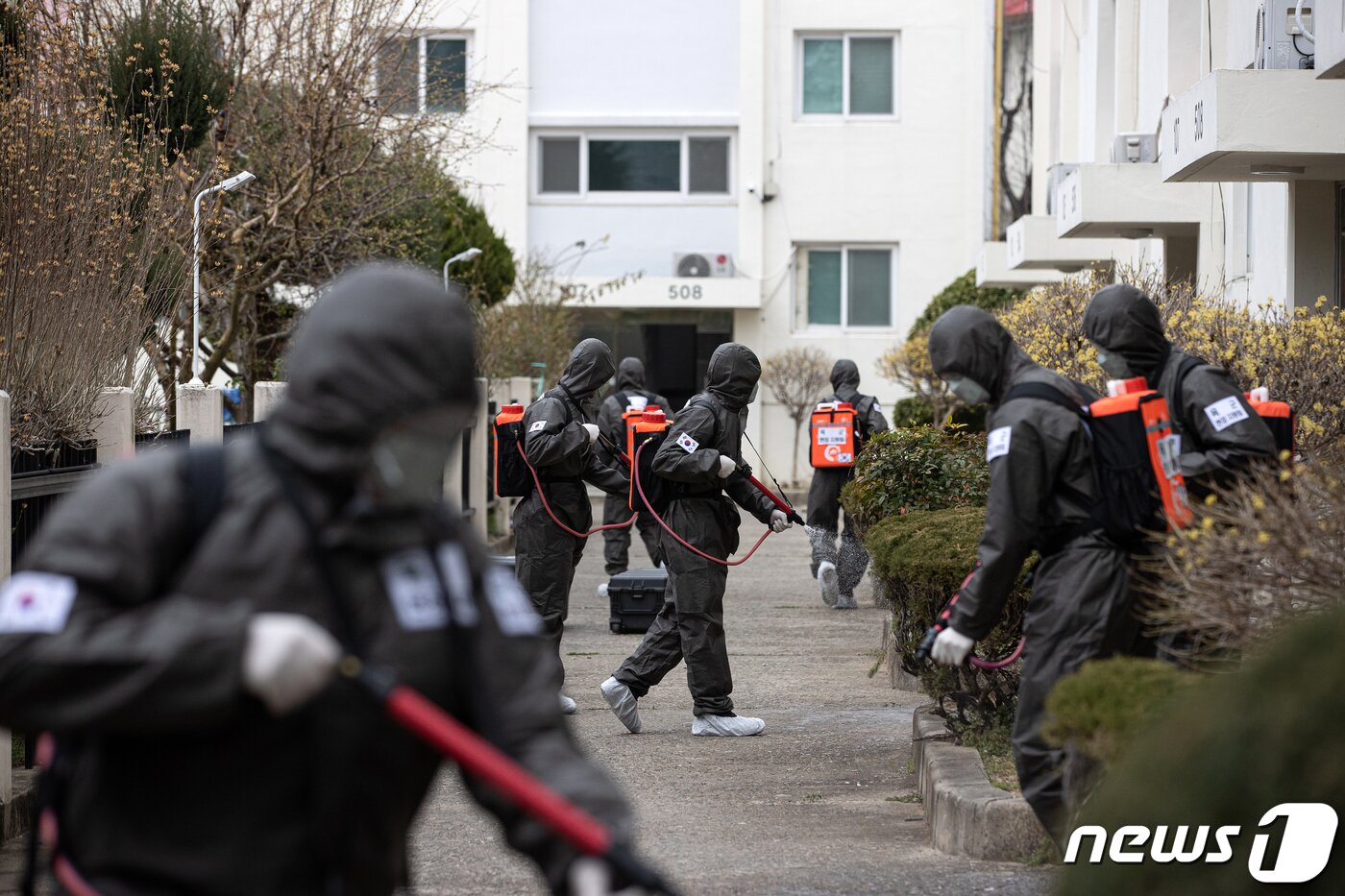 본문 이미지 - 9일 오후 대구시 달서구의 신종 코로나바이러스 감염증(코로나19) 다수 확진자 발생으로 코호트격리 조치된 한마음아파트에서 2작전사령부 휘하 장병들이 방역을 실시하고 있다. 국내에서 처음으로 코로나19로 코호트격리된 이 아파트에는 입주민 142명 중 확진자가 46명이 나왔다. 또한 입주민 중 66.19%인 94명이 신천지 교인으로 알려졌다. 2020.3.9/뉴스1 ⓒ News1 이승배 기자