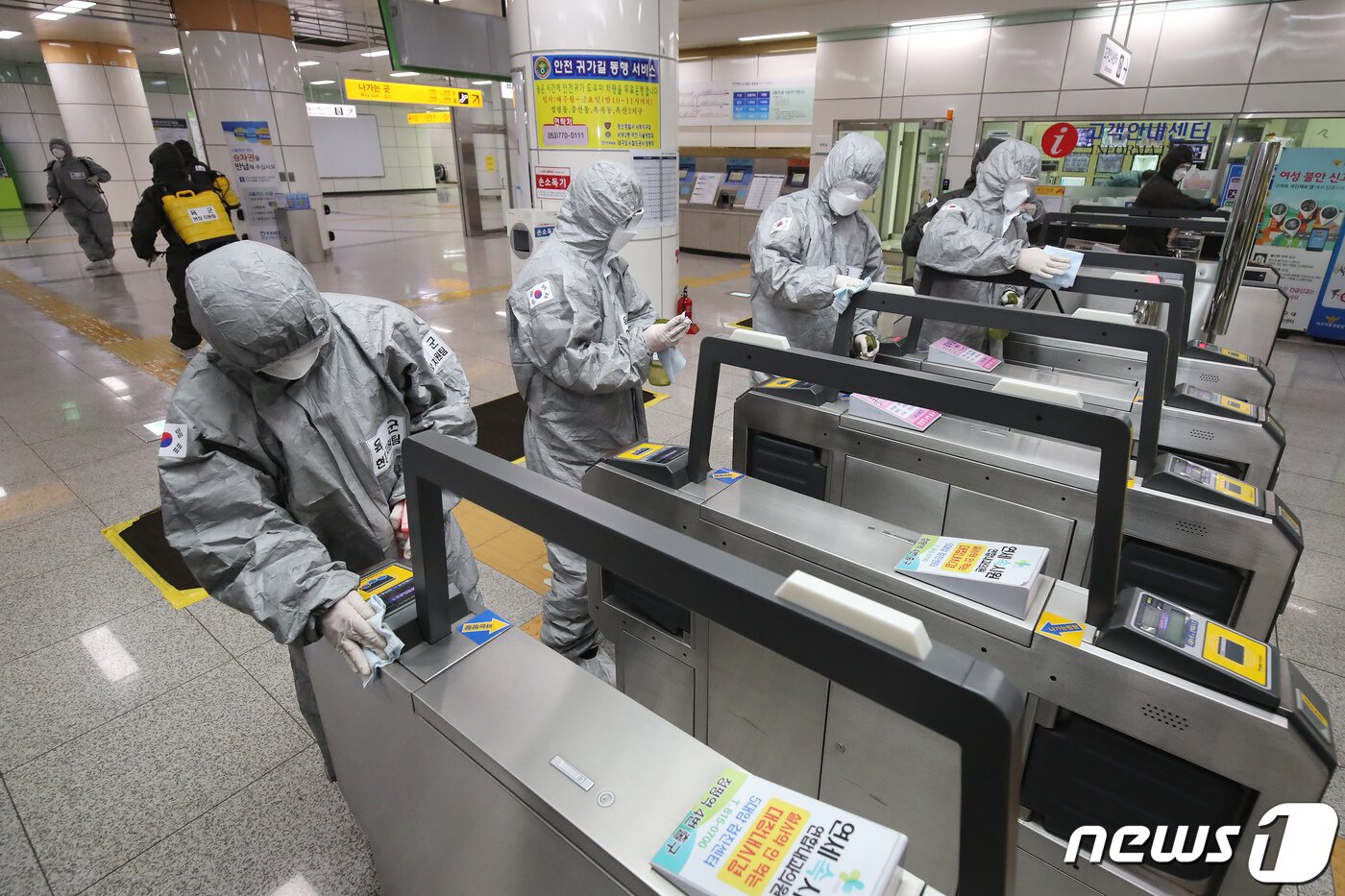 본문 이미지 - 신종 코로나바이러스 감염증(코로나19) 확산 방지를 위한 방역작전에 투입된 201특공여단 장병들이 9일 오후 대구도시철도 2호선 경산 연장구간 첫 번째 역인 경북 경산시 정평역에서 방역을 하고 있다. 2020.3.9/뉴스1 ⓒ News1 공정식 기자