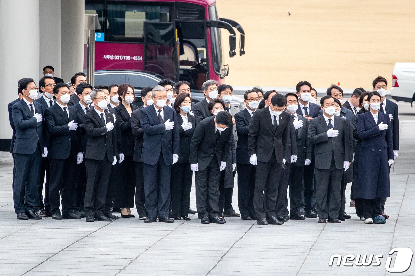 본문 이미지 - 미래통합당 황교안 대표와 김종인 총괄선대위원장을 비롯한 공동선대위원장 등이 1일 서울 동작구 국립서울현충원에서 현충탑 참배를 위해 이동하며 국기에 대한 경례를 하고 있다. 2020.4.1/뉴스1 ⓒ News1 유승관 기자