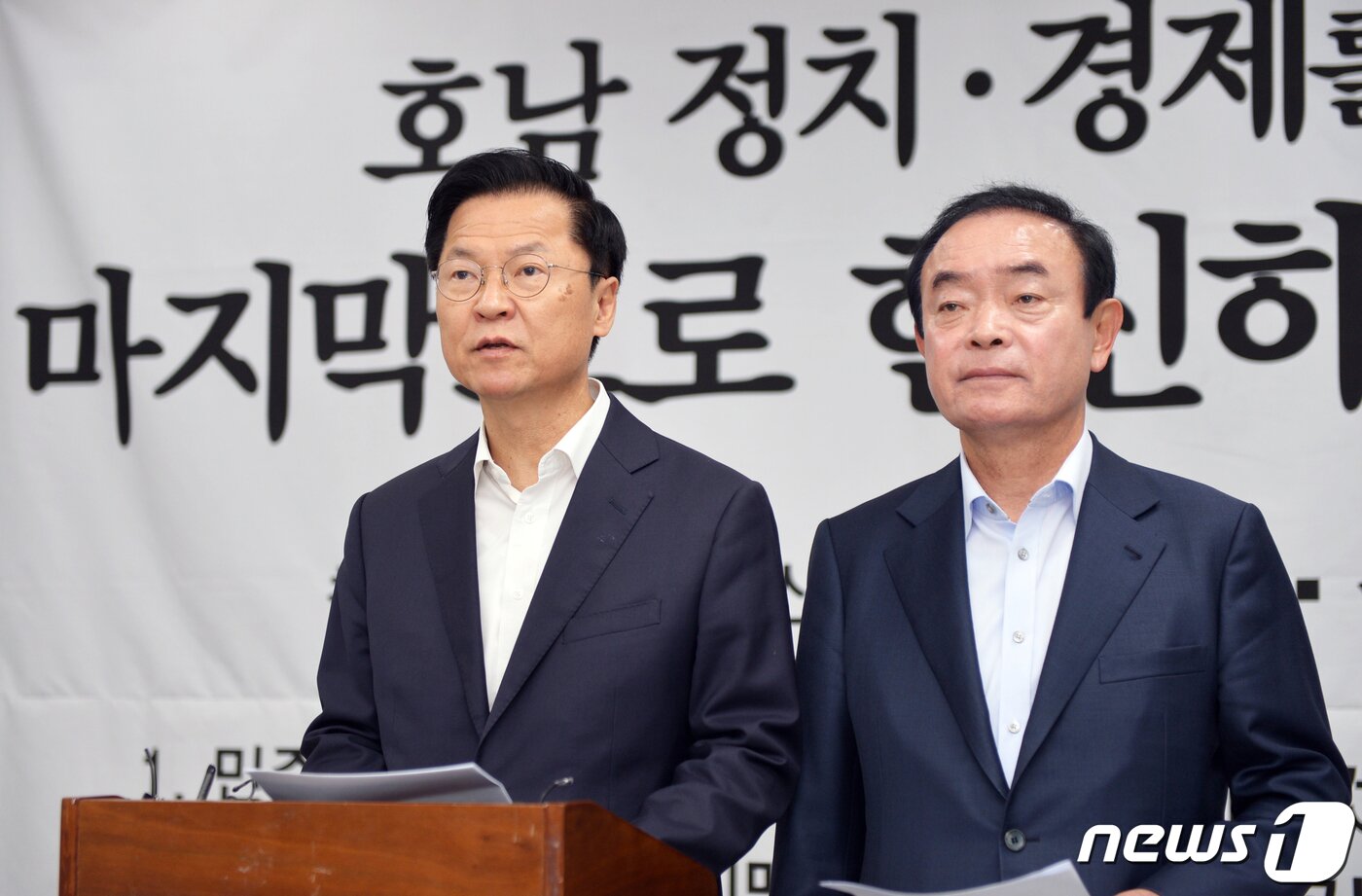 본문 이미지 - 민생당 천정배 의원과 장병완 의원이 1일 광주시의회 브리핑룸에서 기자회견을 열고 "호남 정치와 호남 예산의 큰 기둥이 되겠다＂며 지지를 호소하고 있다.2020.4.1 /뉴스1 ⓒ News1 박준배 기자