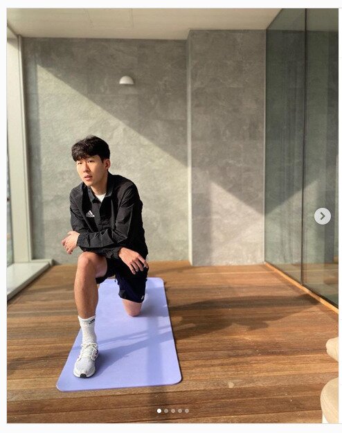 본문 이미지 - 자가격리 중인 손흥민은 SNS을 통해 홈트레이닝하는 사진을 공개했다. (손흥민 SNS) ⓒ 뉴스1