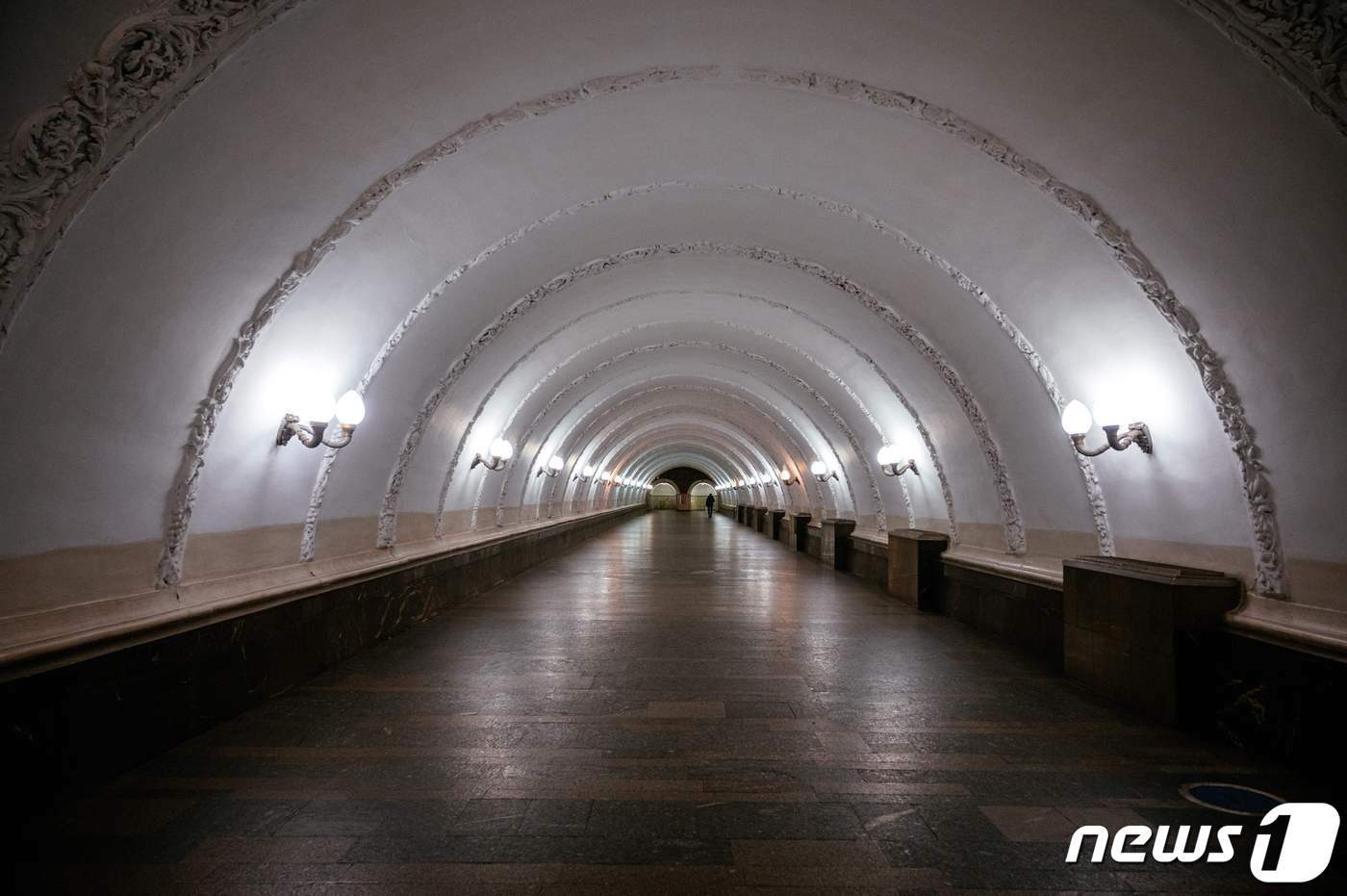 코로나19 확산으로 자가격리에 들어간 모스크바의 아호뜨니랴드 지하철역에 인적이 끊긴 모습. ⓒ AFP=뉴스1