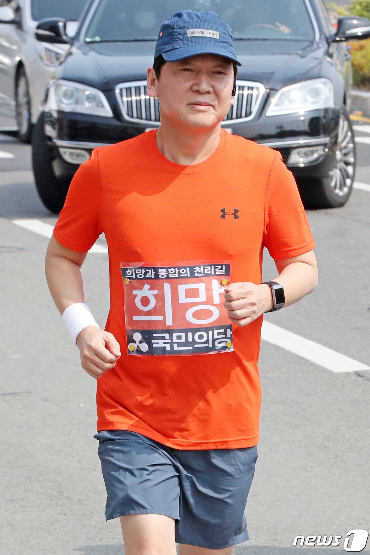 본문 이미지 - 안철수 국민의당 대표가 1일 오후 전남 여수 이순신광장에서 '희망과 통합의 달리기'를 시작하고 있다. 안 대표는 이날 여수를 시작으로 수도권까지 하루 20~30㎞를 뛰는 등 총 400㎞ 국토 종주를 하며 국민의 의견을 청취할 계획이다. 2020.4.1 /뉴스1 ⓒ News1 황희규 기자