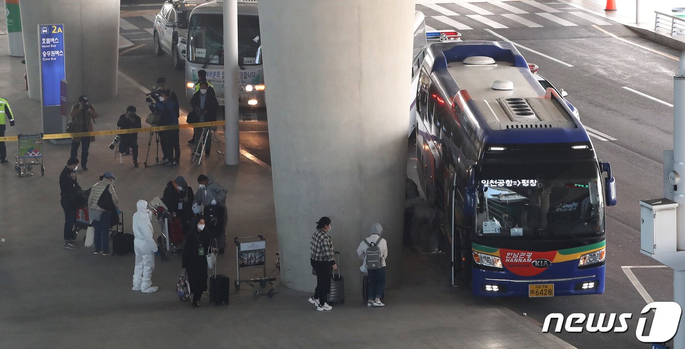 본문 이미지 - 이탈리아에서 신종 코로나바이러스 감염증(코로나19)누적 확진자가 10만명을 넘어선 가운데 이탈리아에 체류 중인 교민들이 1일 오후 인천국제공항을 통해 귀국해 버스로 이동하고 있다.2020.4.1/뉴스1 ⓒ News1 정진욱 기자