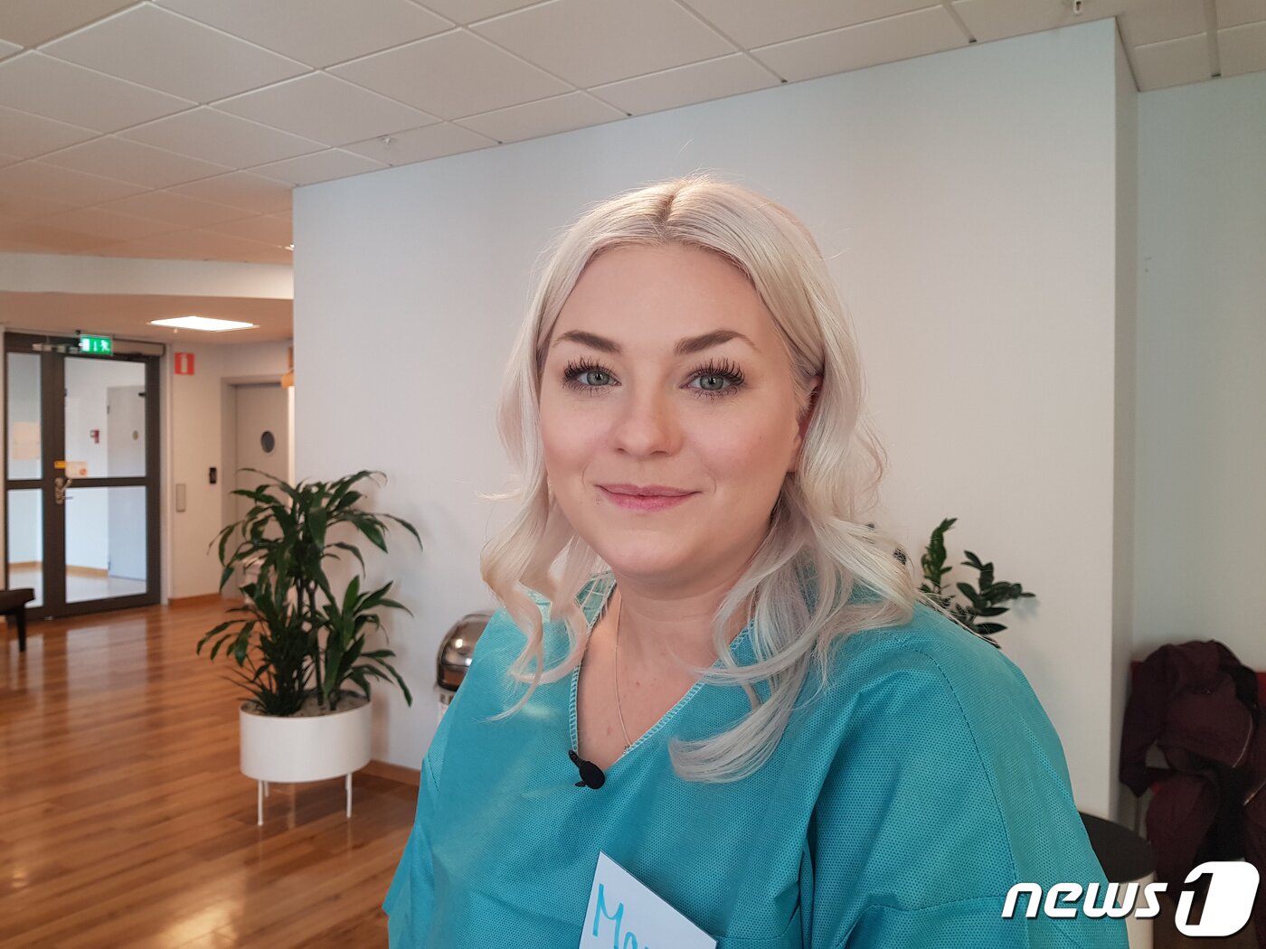 본문 이미지 - 3일간의 교육후 의료현장에 투입되는 전 SAS항공 스튜어디스 말린 오만 ⓒ 로이터=뉴스1