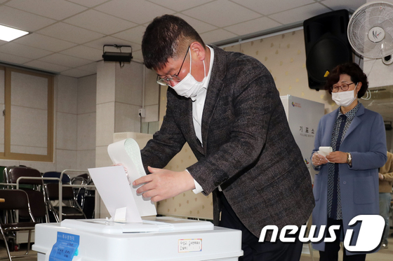 사회적거리 두며 투표하는 김경진 후보 내외