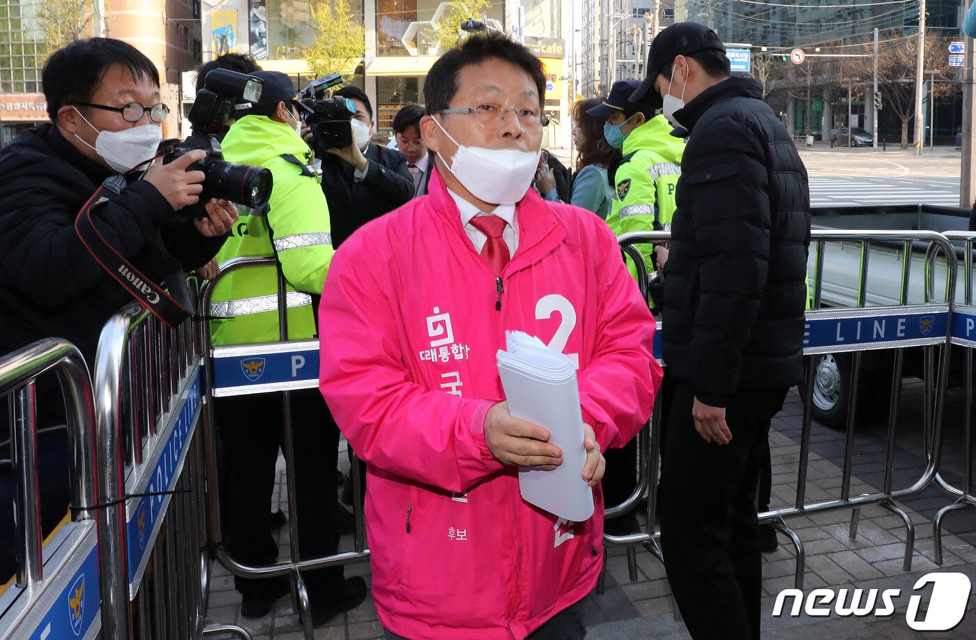 본문 이미지 - '세월호 막말' 논란으로 윤리위에 회부된 차명진 미래통합당 부천시병 후보가 10일 오전 서울 영등포구 미래통합당사에서 열린 윤리위원회에 참석하기위해 당사로 들어서고 있다. 2020.4.10/뉴스1 ⓒ News1 박세연 기자