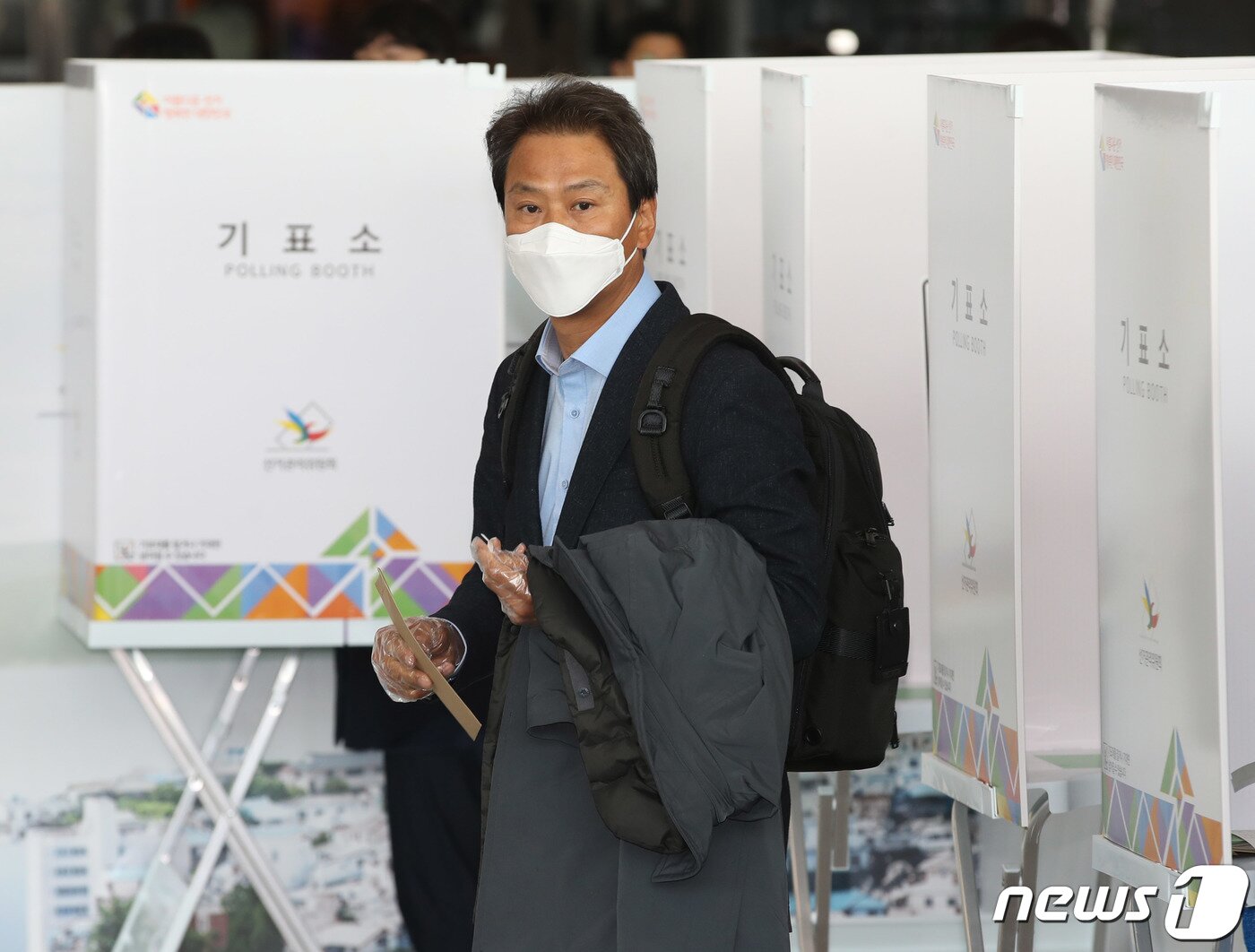 본문 이미지 - 제21대 국회의원선거 사전 투표가 시작된 10일 오전 서울역에 마련된 사전투표소를 찾은 임종석 전 대통령 비서실장이 투표하고 있다. 2020.4.10/뉴스1 ⓒ News1 안은나 기자
