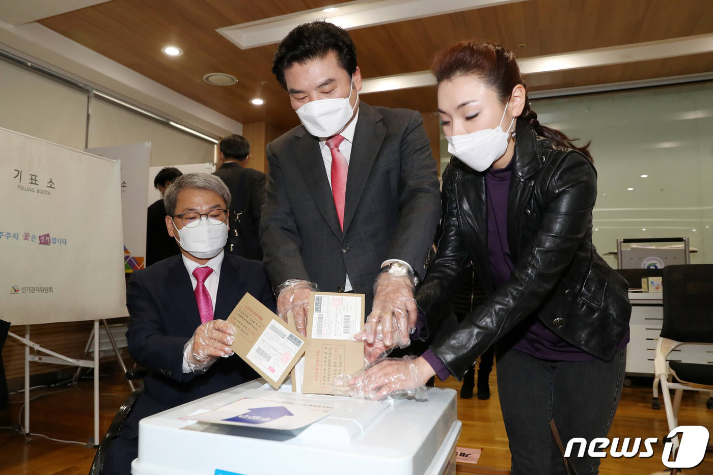 (서울=뉴스1) 민경석 기자 = 원유철 미래한국당 대표와 비례대표 후보자들이 10일 오전 서울 영등포구 여의동주민센터에 마련된 사전투표소에서 투표하고 있다. 왼쪽부터 이종성 미래한 …