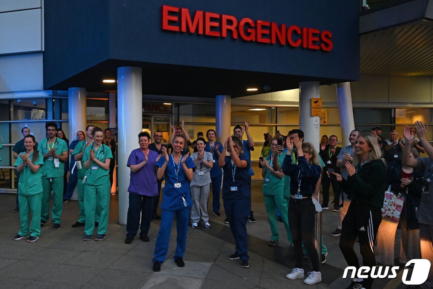 본문 이미지 - 9일 &#40;현지시간&#41; 영국 로얄 리버풀 대학 병원 의료진들이 코로나19 의료진을 응원하는 ‘보살피는 이들에게 박수를’ 이벤트서 박수를 치고 있다. ⓒ AFP=뉴스1 ⓒ News1 우동명 기자