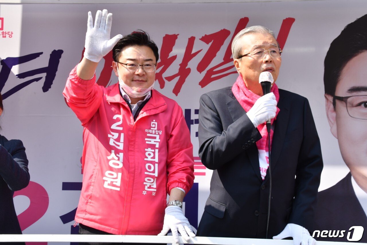 본문 이미지 - 10일 오전 김종인 미래통합당 총괄선대위원장이 동두천시 지행동에서 열린 김성원 후보의 지원유세에 나섰다. /사진제공=김성원 후보 캠프 ⓒ 뉴스1