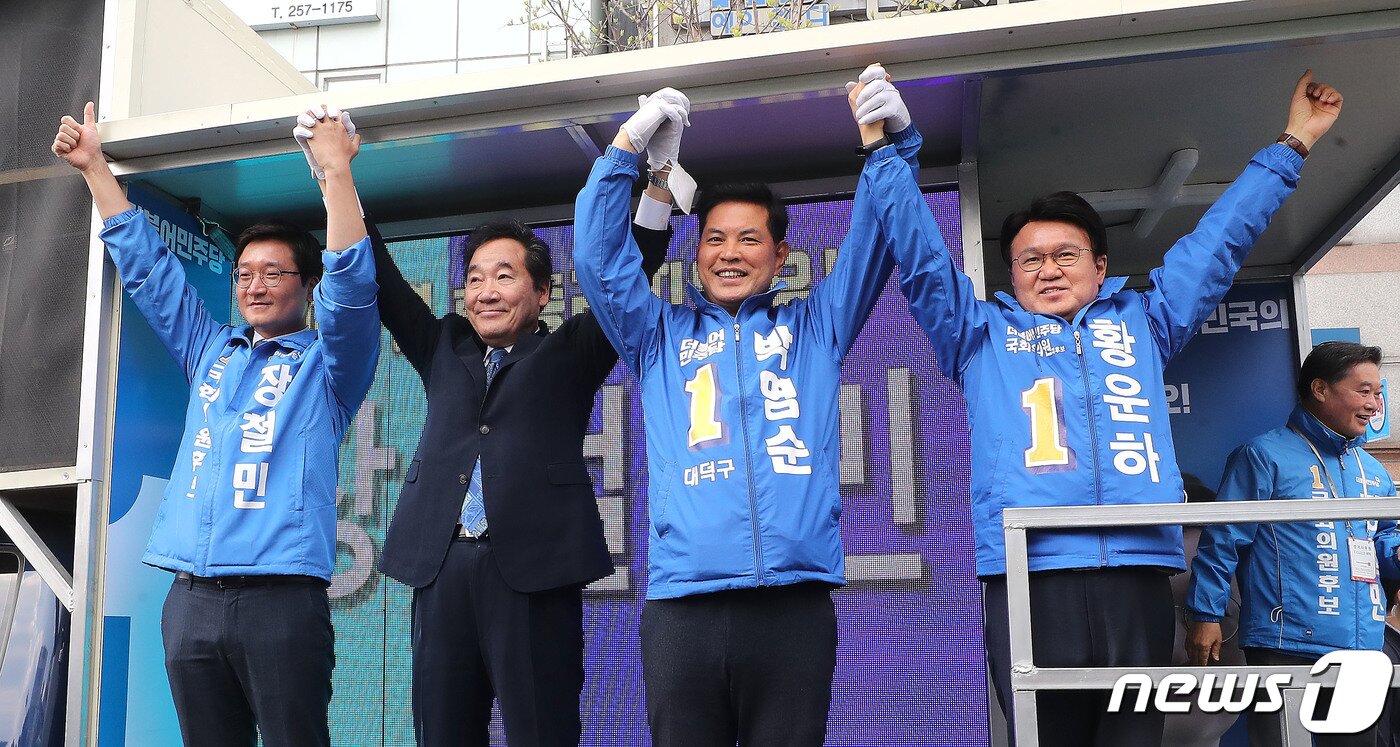 본문 이미지 - 이낙연 더불어민주당 상임공동선대위원장이 10일 오전 대전광역시 동구 원동 대전중앙시장을 찾아 시민들에게 장철민 대전 동구, 황운하 대전 중구, 박영순 대전 대덕구 후보의 지지를 호소하고 있다. 2020.4.10/뉴스1 ⓒ News1 임세영 기자