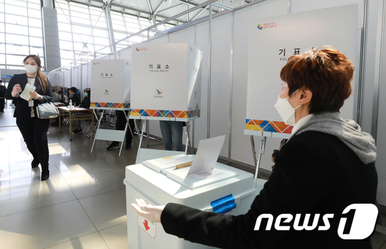 인천공항서 사전투표하는 시민들