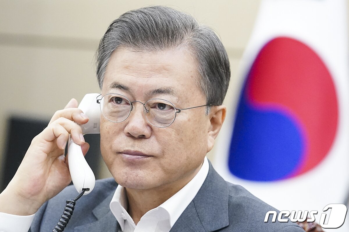 본문 이미지 - 문재인 대통령이 10일 청와대 여민관에서 마이크로소프트 창업자인 빌 게이츠 현 빌&멜린다 게이츠 재단 이사장과 통화하고 있다. 문 대통령은 신종 코로나바이러스 감염증(코로나19) 백신과 치료제 개발과 관련한 협력을 강화해 나가기로 했다. (청와대 제공) 2020.4.10/뉴스1
