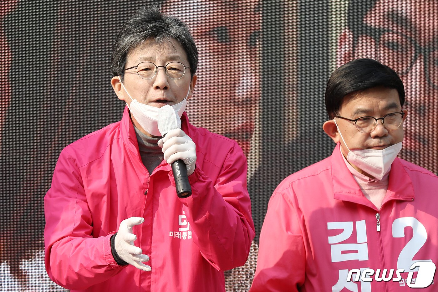 본문 이미지 - 유승민 미래통합당 의원이 10일 오후 서울 마포구 망원시장과 월드컵시장이 만나는 교차점에서 열린 김성동 미래통합당 마포을 후보자 현장유세를 찾아 유권자들에게 지지를 호소하고 있다. 2020.4.10/뉴스1 ⓒ News1 민경석 기자