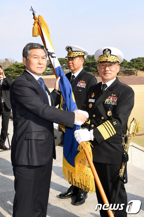 국방부 장관에게 해군기 받는 부석종 신임 해군참모총장