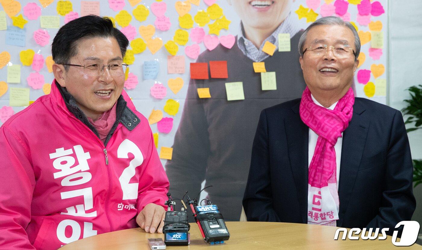 본문 이미지 - 황교안 미래통합당 대표와 김종인 총괄선대위원장이 11일 오전 서울 종로구 황교안 선거사무소에서 대화를 하고 있다. 2020.4.11/뉴스1 ⓒ News1 이재명 기자