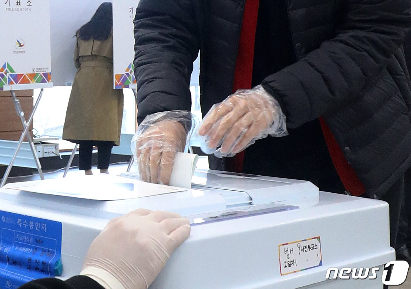 본문 이미지 - 제21대 국회의원선거 사전투표 마지막날인 11일 울산 울주군 범서읍행정복지센터에 마련된 사전투표소에서 첫 투표에 참여하는 만 18세 학생 유권자가 비닐장갑을 낀 채 투표용지를 투표함에 넣고 있다. 2020.4.11/뉴스1 ⓒ News1 윤일지 기자