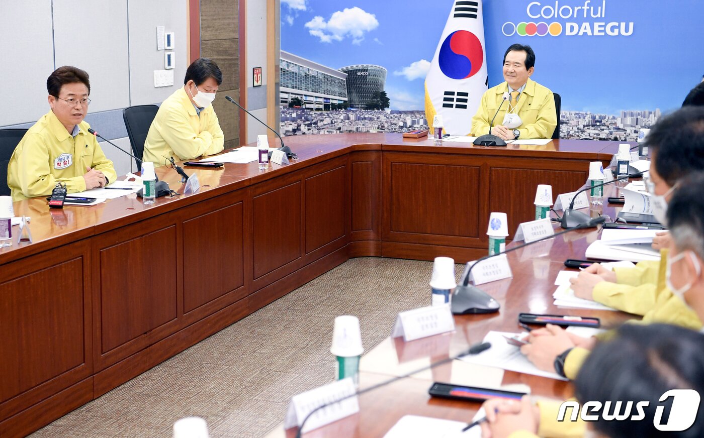 본문 이미지 - 11일 1달만에 대구를 찾은 정세균 총리가 코로나19 대구·경북 상황점검회의에를 진행하고 있다. (경북도제공)2020.4.11/뉴스1 ⓒ News1 정우용 기자