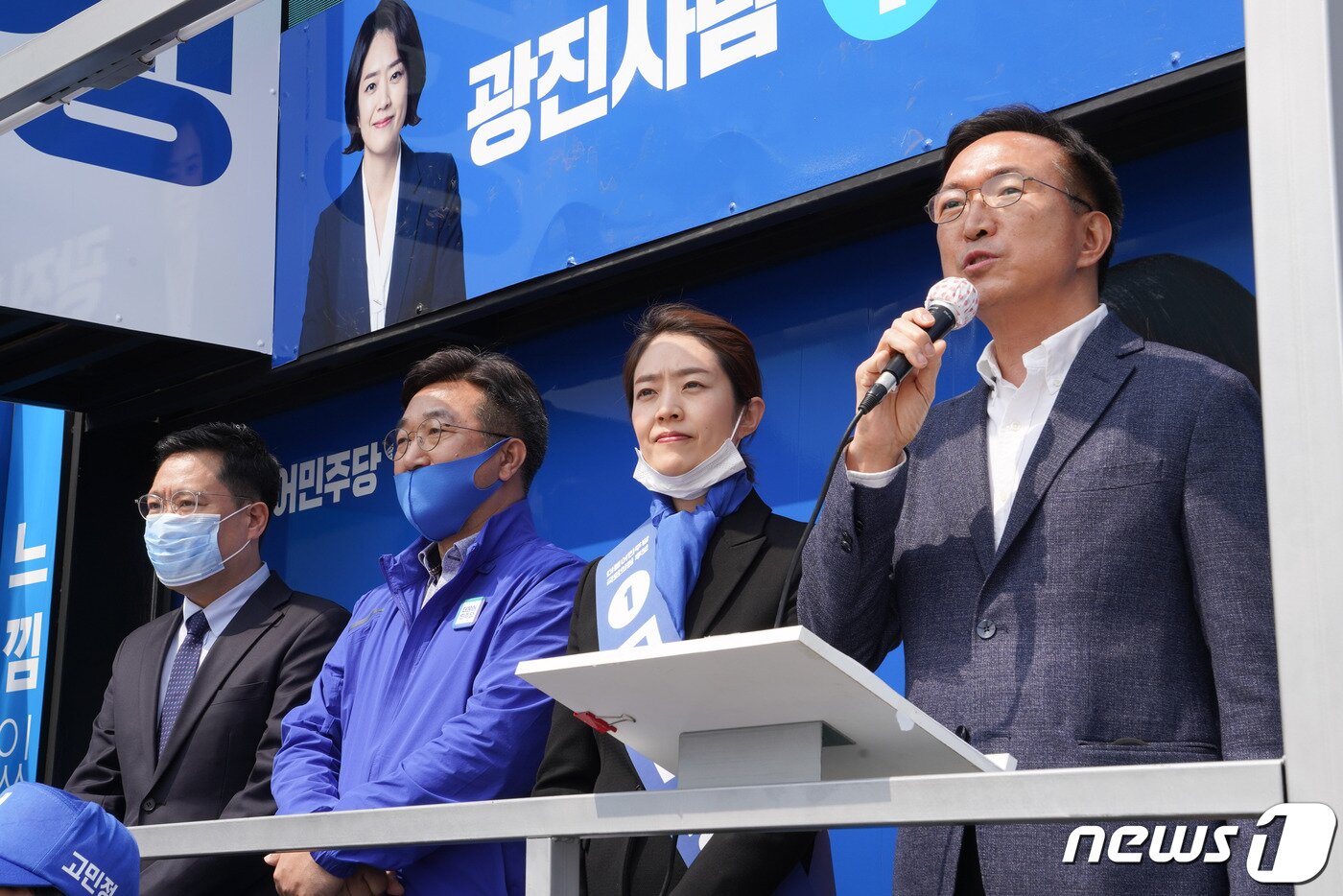본문 이미지 - 양정철 민주연구원장, 윤호중 더불어민주당 사무총장, 이근형 더불어민주당 전략기획위원장이 11일 서울 광진구 뚝섬유원지역 인근에서 고민정 후보(서울 광진을)의 지원유세를 하고 있다. (사진제공=고민정 후보 캠프) ⓒ 뉴스1