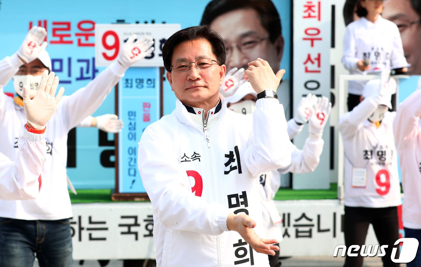 본문 이미지 - 4.15총선 강원 강릉에 출마한 무소속 최명희 후보가 11일 오후 강원 강릉시 월화거리에서 선거운동원들과 함께 율동을 선보이며 지지를 호소하고 있다. 2020.4.11/뉴스1 ⓒ News1 장시원 인턴기자