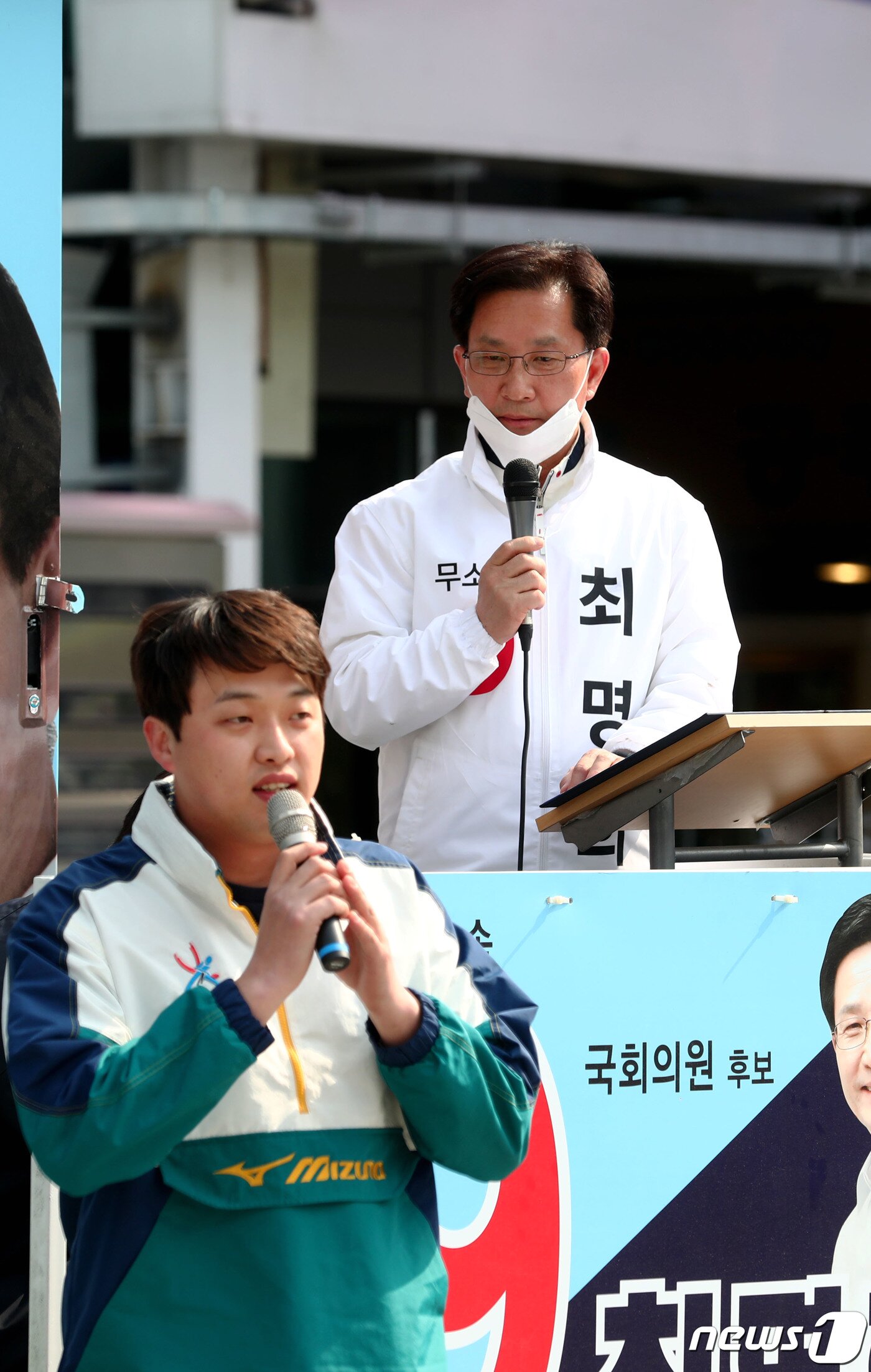 본문 이미지 - 4.15총선 강원 강릉에 출마한 무소속 최명희 후보가 11일 오후 강원 강릉시 월화거리에서 주말맞이 '총력 유세전'을 통한 표심공략에 나섰다. 최 후보가 유권자 질의응답 시간에서 20대 유권자의 질문을 듣고있다. 2020.4.11/뉴스1 ⓒ News1 장시원 인턴기자