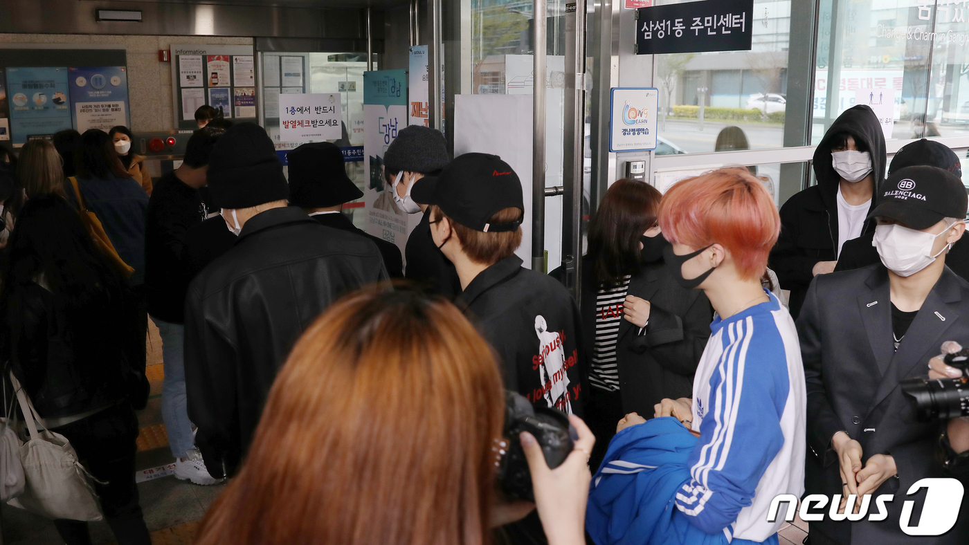 (서울=뉴스1) 김진환 기자 = 아이돌 그룹 더보이즈가 제21대 국회의원선거 사전 투표일인 11일 오후 서울 강남구 삼성1동 주민센터에 마련된 사전투표소에  들어서고 있다. 202 …