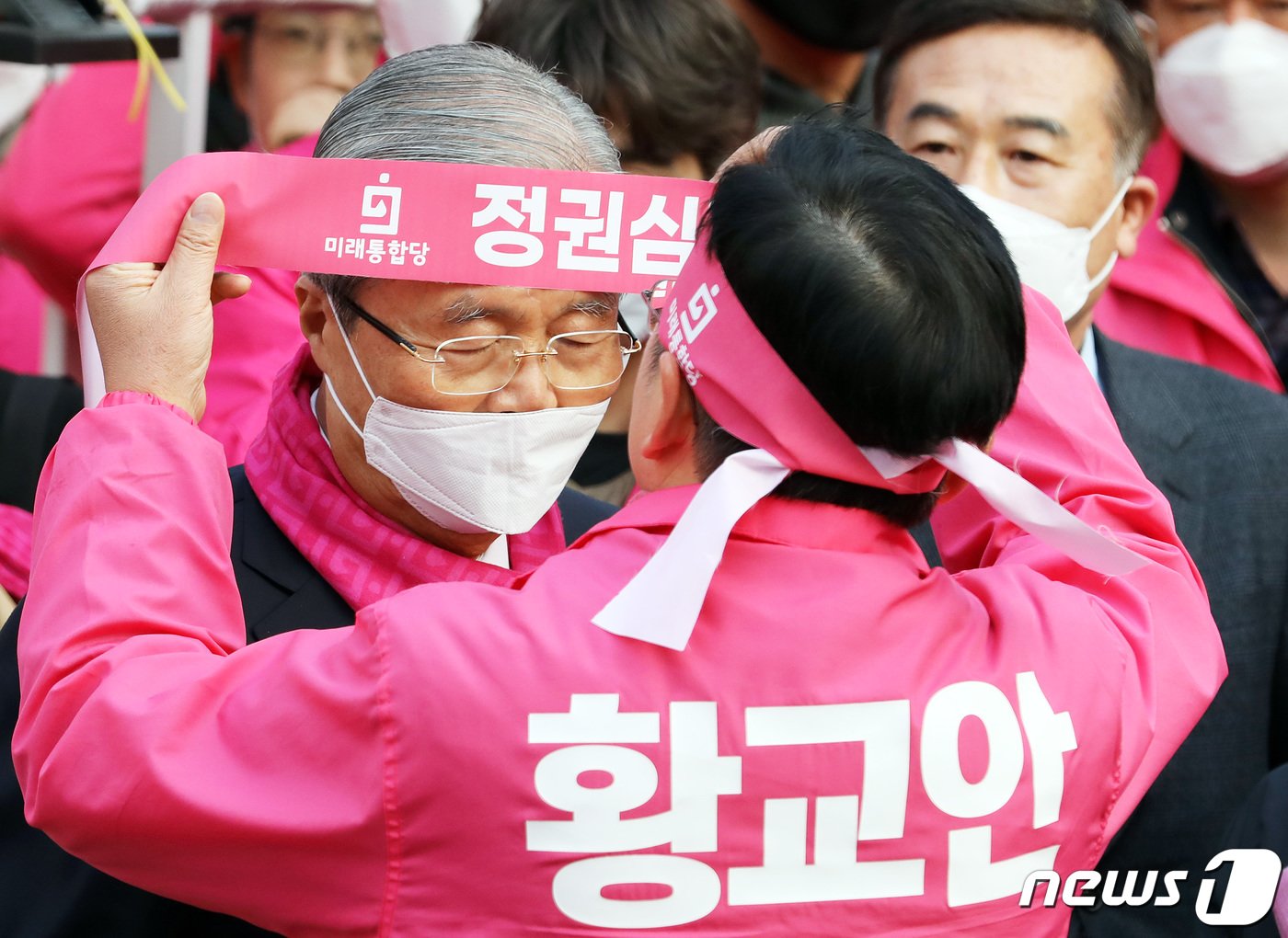 본문 이미지 - 황교안 미래통합당 종로구 후보가 11일 오후 서울 종로구 대학로 일대에서 열린 선거유세에서 김종인 총괄선대위원장에게 '정권심판'이 적힌 머리띠를 묶어주고 있다. 2020.4.11/뉴스1 ⓒ News1 이재명 기자