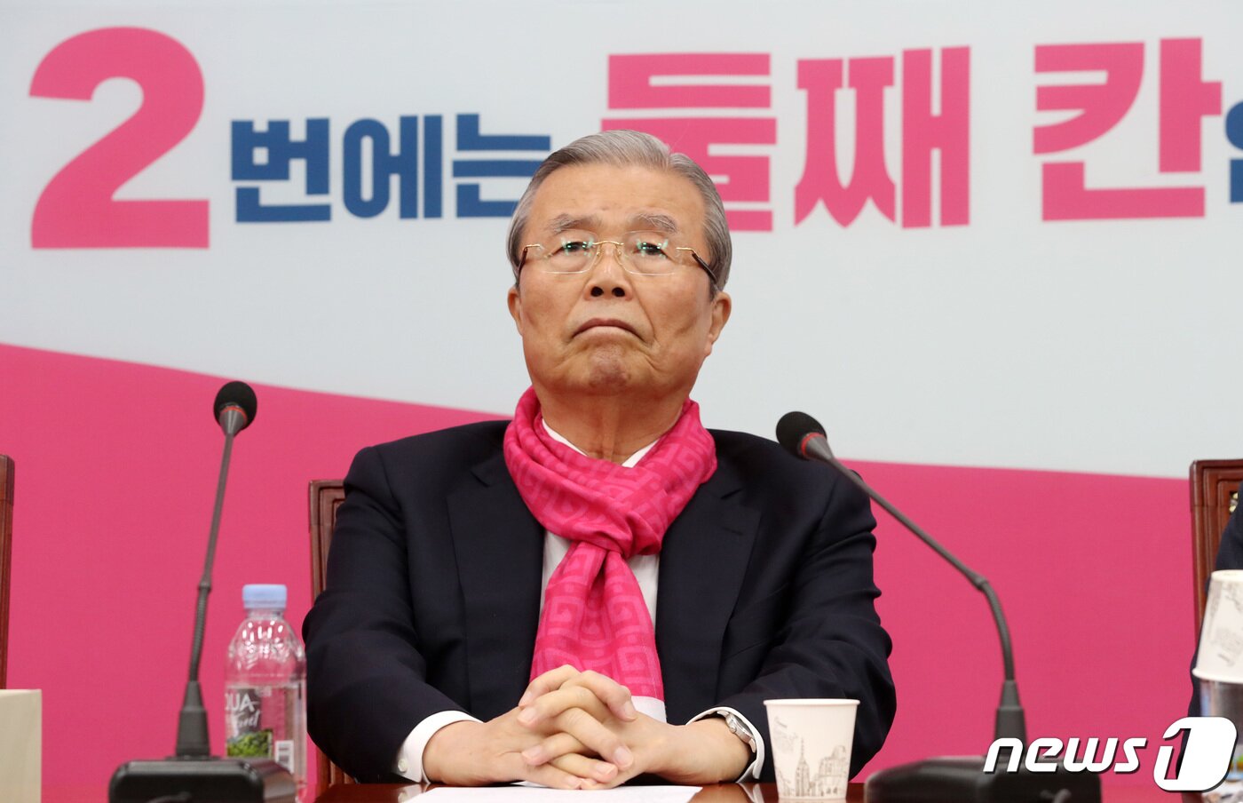본문 이미지 - 김종인 미래통합당 총괄선대위원장이 12일 오전 서울 여의도 국회에서 열린 비상경제대책위원회 회의에서 생각에 잠겨 있다. 2020.4.12/뉴스1 ⓒ News1 박세연 기자
