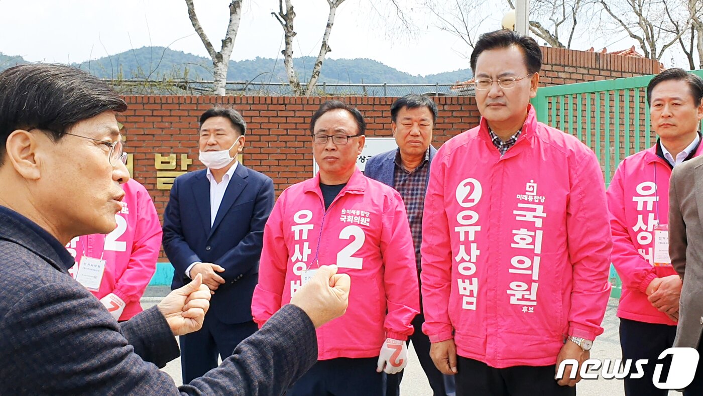 본문 이미지 - 유상범 미래통합당 강원도 홍천·횡성·영월·평창 국회의원 후보(오른쪽 두 번째)가 지난 11일 강원 홍천군 북방면 옛 강원인력개발원 정문에서 개최한 ‘강원도립대 홍천캠퍼스 유치위원회’ 출범식에서 최준길 홍천캠퍼스 유치위원장(전 상지대총장권한대행, 맨왼쪽)과 의견을 교환하고 있다. (유상범 후보 선거사무실 제공) 2020.4.12/뉴스1 ⓒ News1 