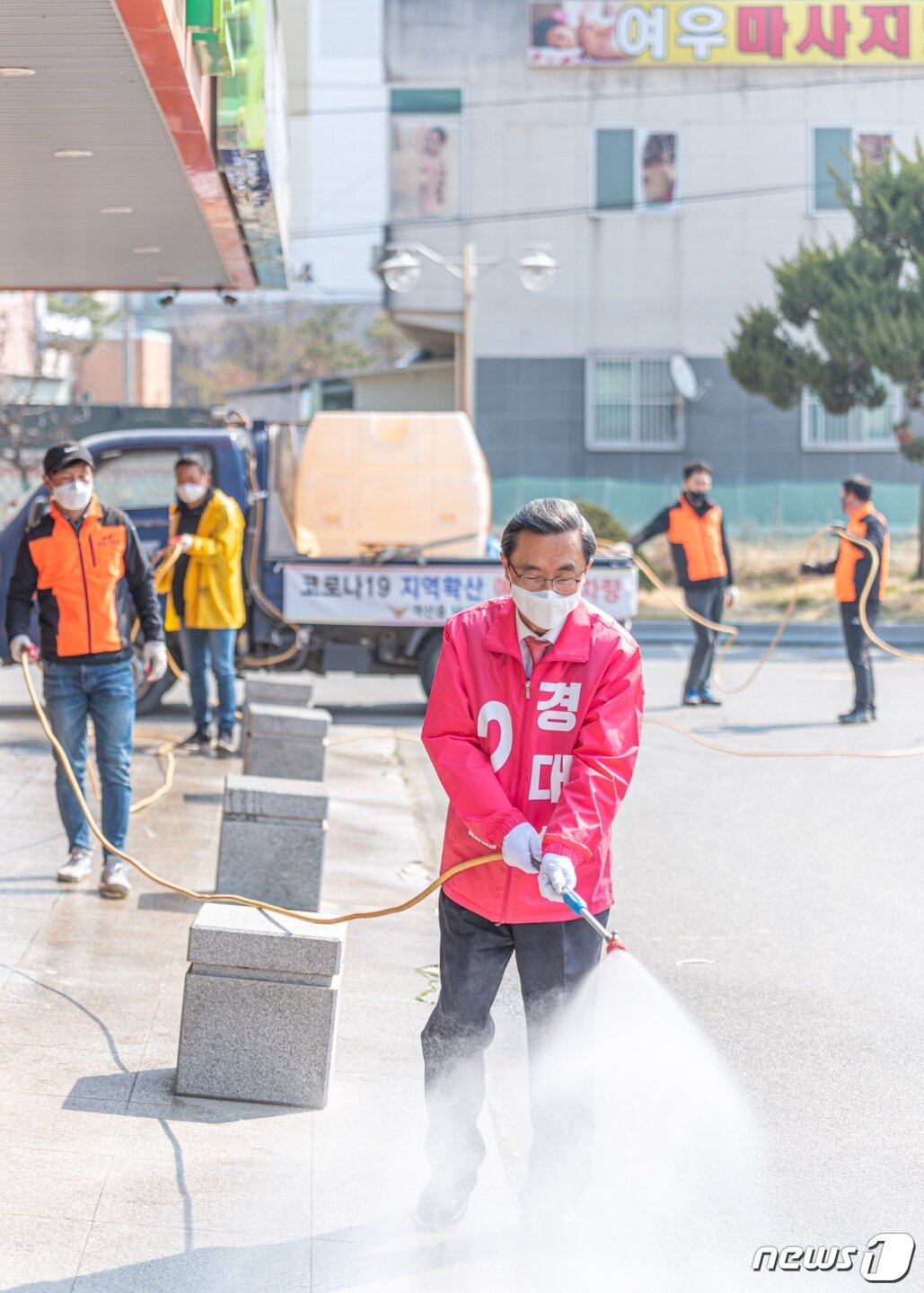 본문 이미지 - 12일 충북 중부3군 통합당 경대수 후보가 진천군 덕산읍에서 방역 봉사활동을 펼치고 있다.(경대수캠프 제공)2020.04.12/ⓒ 뉴스1
