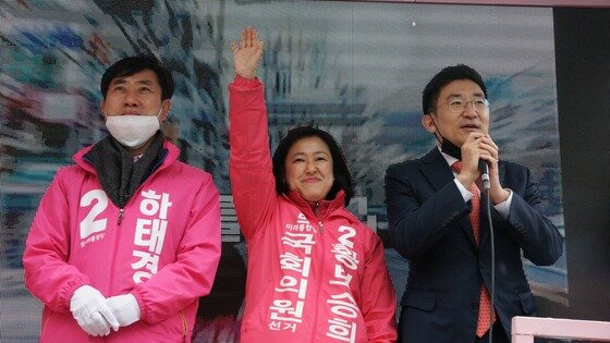본문 이미지 - 불출마를 선언한 김세연 의원이 황보승희, 하태경(오른쪽부터) 후보 지원유세를 하는 모습 ⓒ 뉴스1
