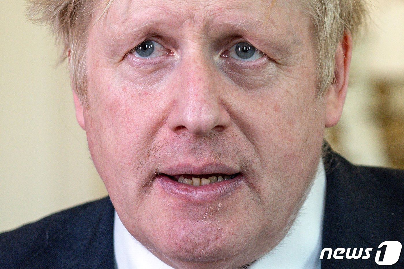 본문 이미지 - 코로나19로 입원했던 보리스 존슨 영국 총리가 12일 런던 세인트토머스 병원에서 퇴원해 총리관저로 돌아와 야위고 창백한 모습으로 TV연설을 하고 있다. ⓒ AFP=뉴스1 ⓒ News1 우동명 기자