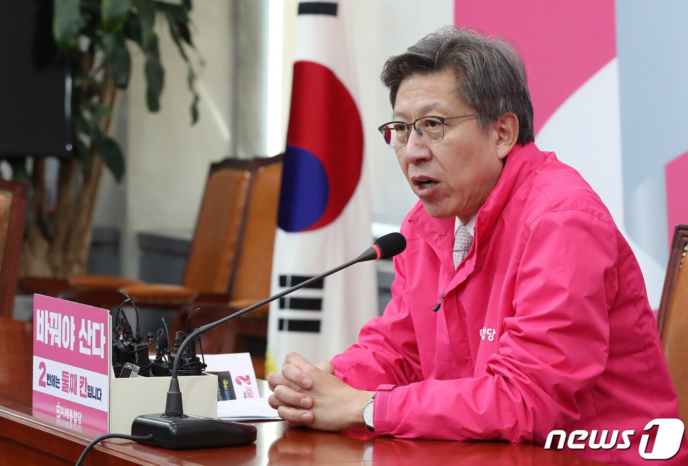 본문 이미지 - 박형준 미래통합당 공동선거대책위원장이 13일 오전 서울 여의도 국회에서 열린 기자간담회에서 발언을 하고 있다. 박 위원장은 “차명진 후보에 대한 제명을 신속히 추진하기로 했다"며 ＂빠른 시간 안에 최고위를 열어 결정하겠다”고 밝혔다. 2020.4.13/뉴스1 ⓒ News1 박세연 기자