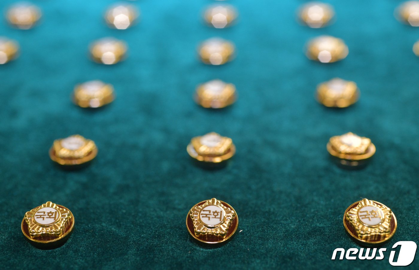 본문 이미지 - 4·15 총선을 이틀 앞둔 13일 서울 여의도 국회 사무처가 제21대 국회의원들에게 지급될 배지를 공개하고 있다. 2020.4.13/뉴스1 ⓒ News1 박세연 기자